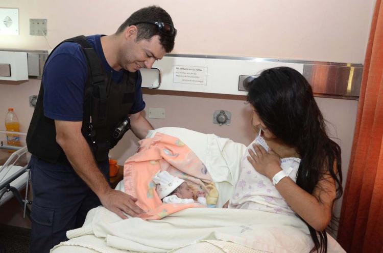 20-01-15 roca policia partero visita a bebe y su madre en hospital