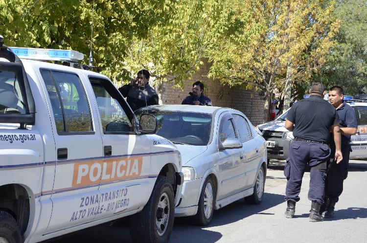 26-03-15 roca b° villa obrera policia operativo secuestran auto y oc