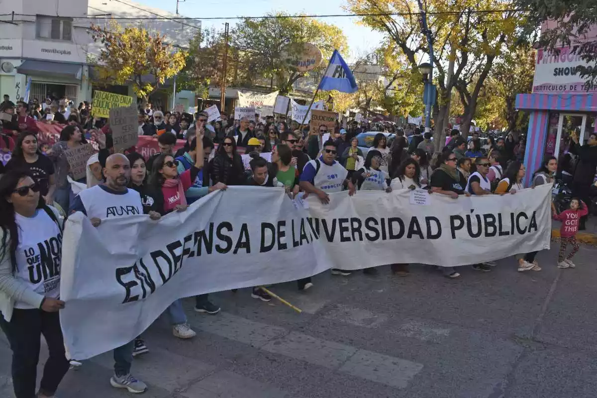 UNIVERSIDAD PUBLICA MOVILIZACION GENERAL ROCA RIO NEGRO